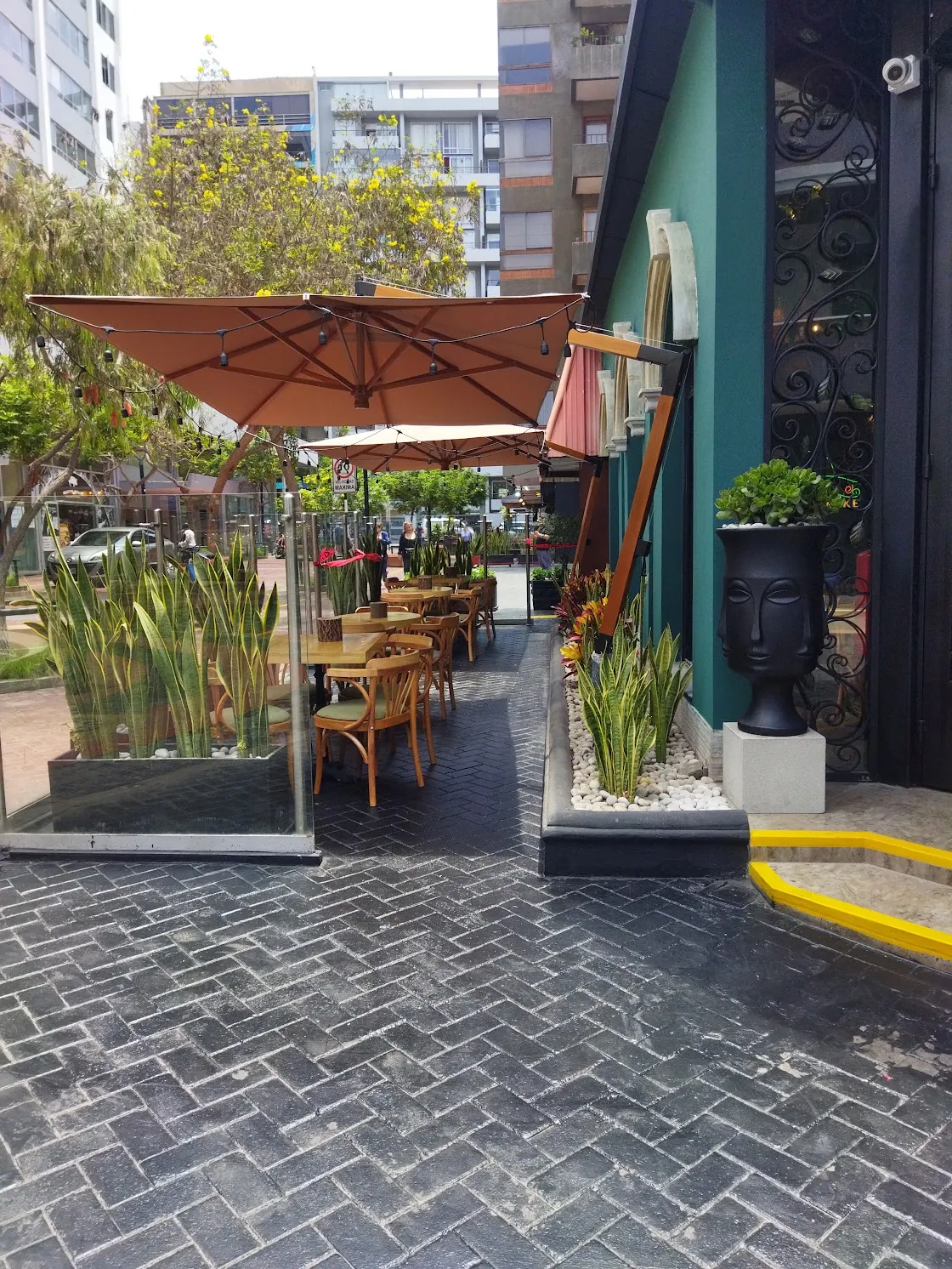 Fachada de local comercial remodelado en Lima