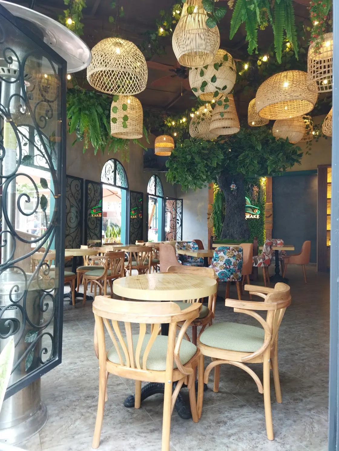 Interior de café remodelado por Multiservicios JA en Lima