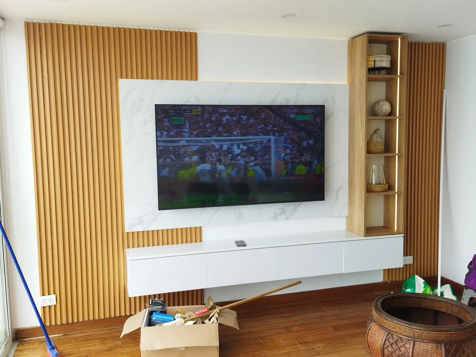 Mueble de TV con wall panel fabricado por Multiservicios JA en Lima