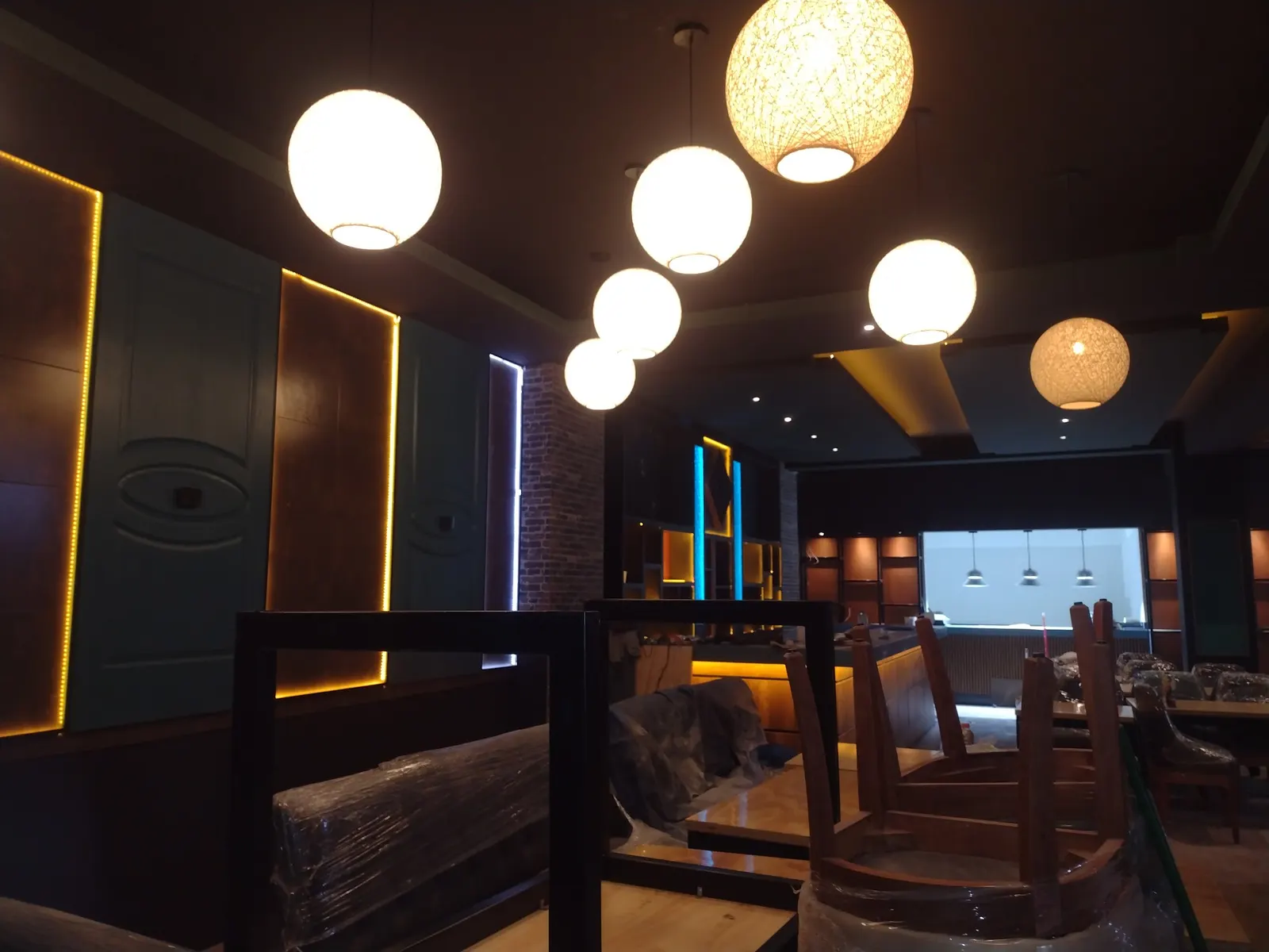 Ambiente de restaurante con lámparas decorativas en Lima