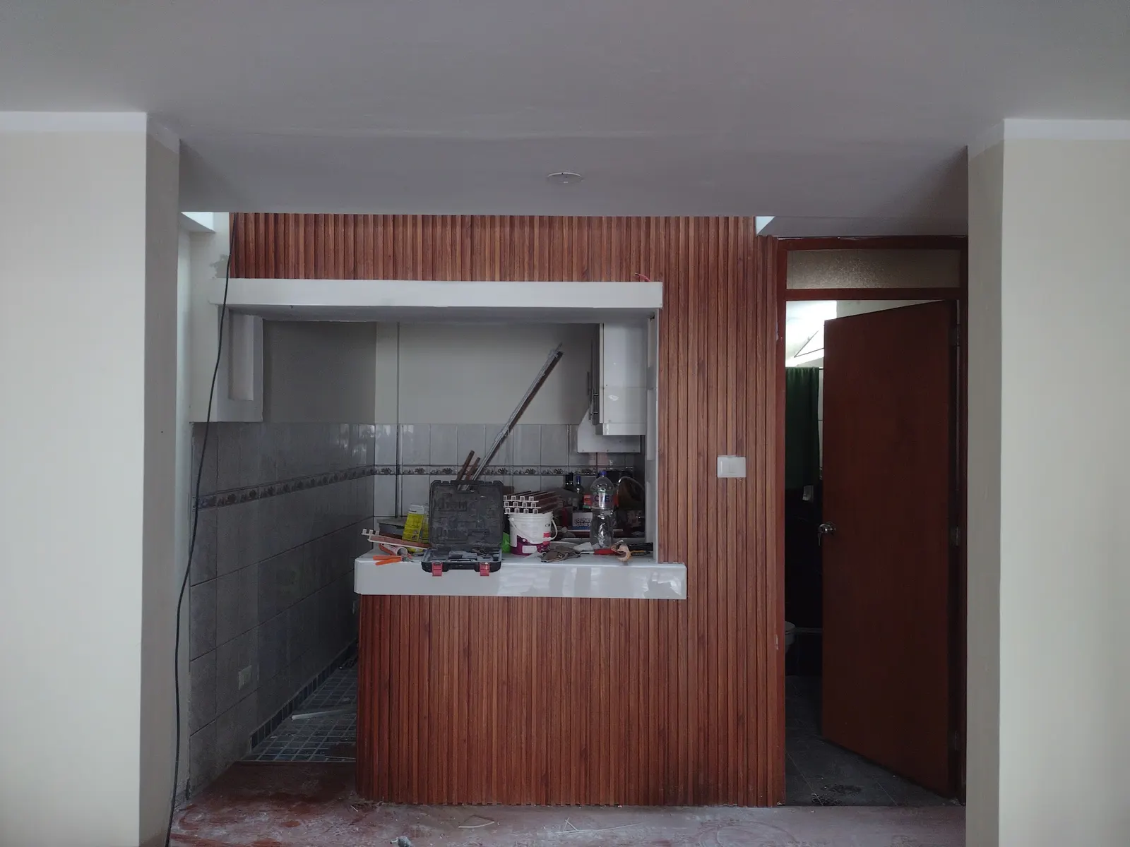 Mueble de cocina en melamina con panel de madera en Lima