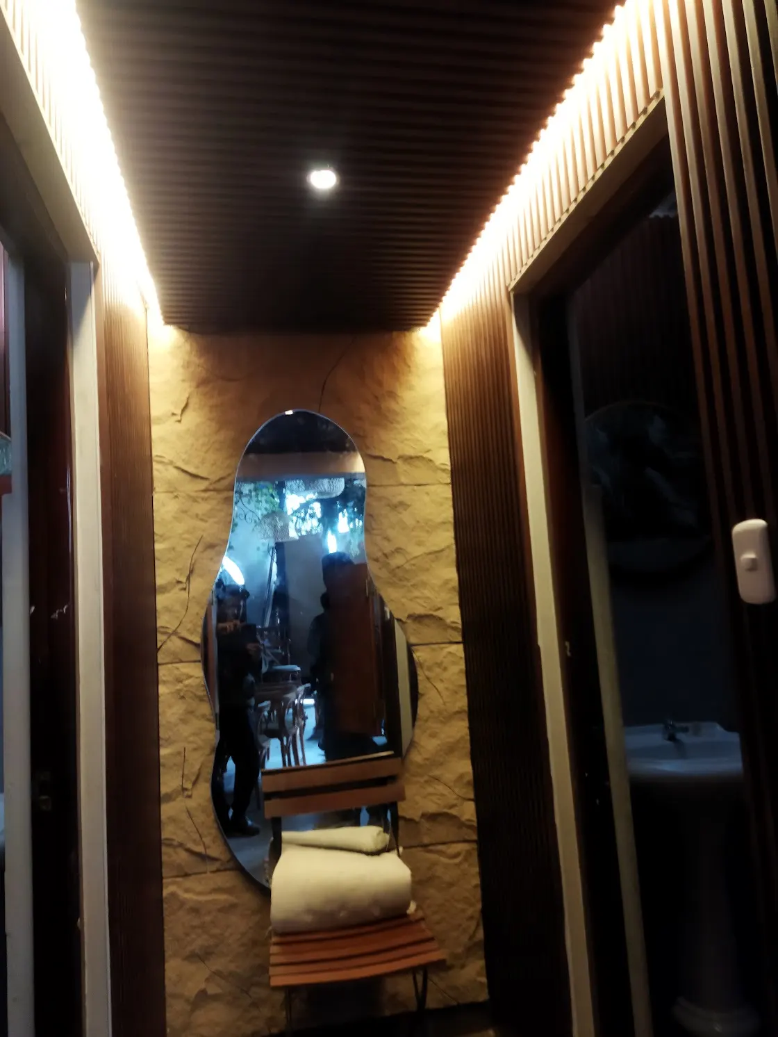 Panel decorativo de madera con iluminación LED en Lima